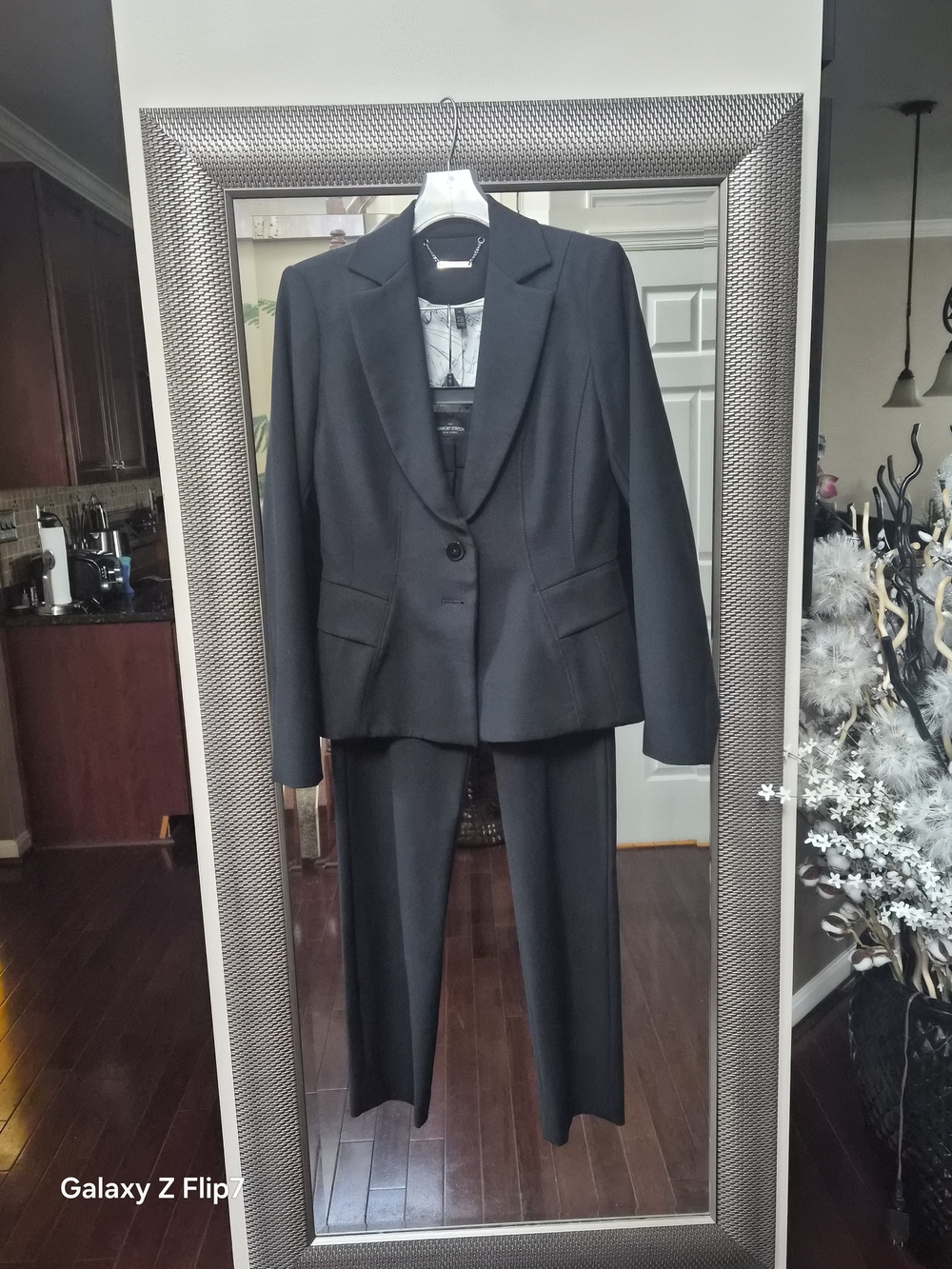 Whute Black Classic Women's Two-Piece Suit - Tailored Blazer & Trousers